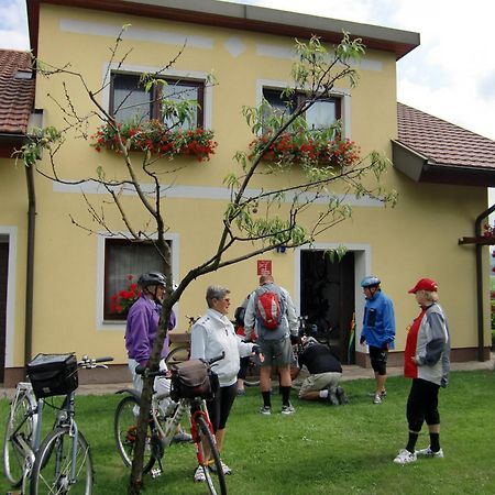 Privatzimmer Und Ferienwohnungen Leeb Persenbeug Exterior photo