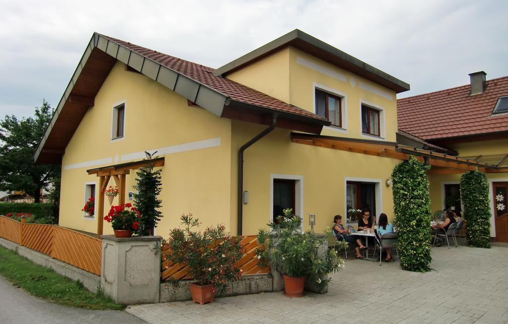 Privatzimmer Und Ferienwohnungen Leeb Persenbeug Exterior photo