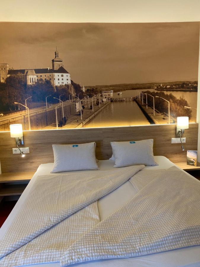 Privatzimmer Und Ferienwohnungen Leeb Persenbeug Exterior photo