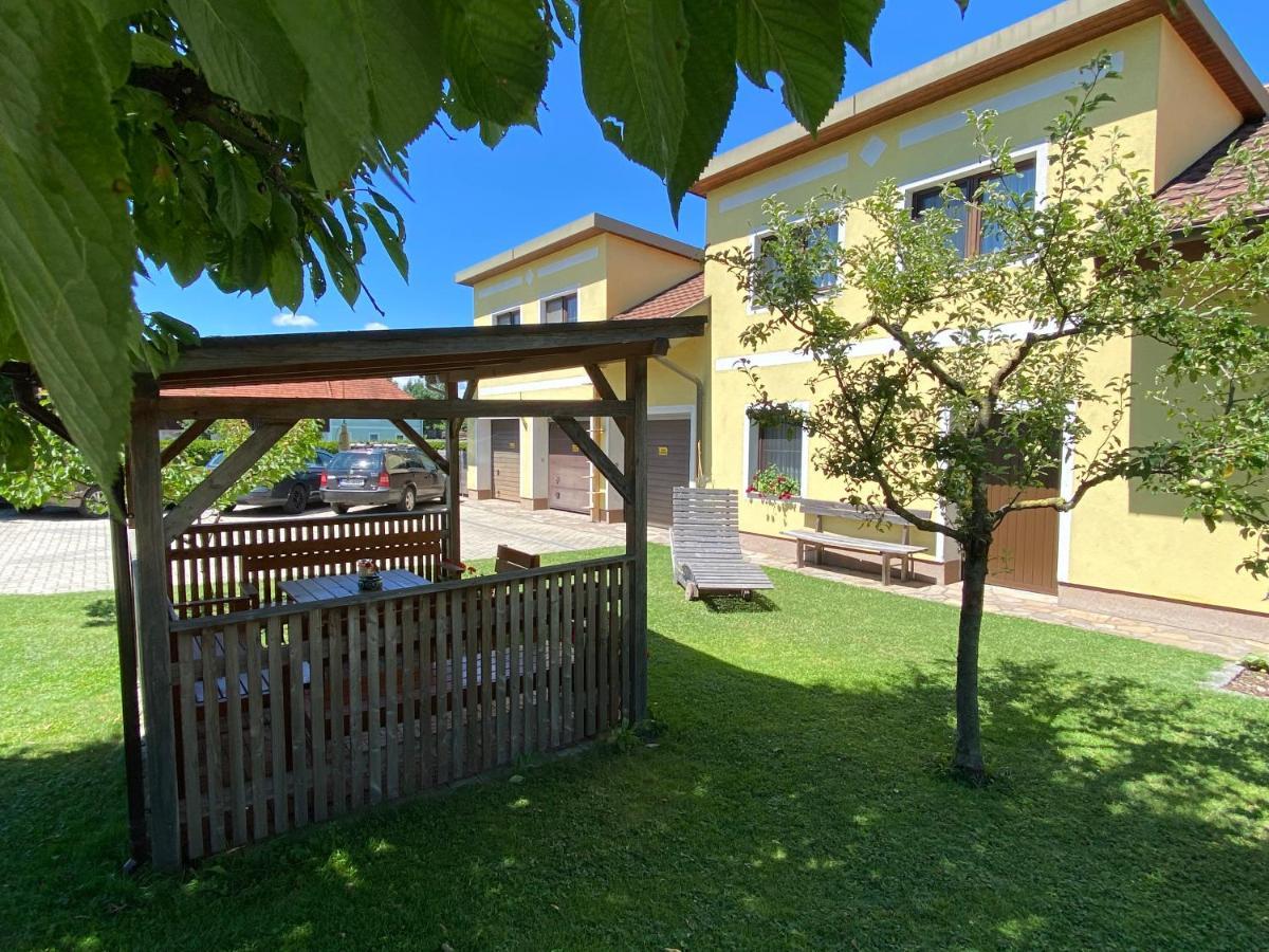 Privatzimmer Und Ferienwohnungen Leeb Persenbeug Exterior photo
