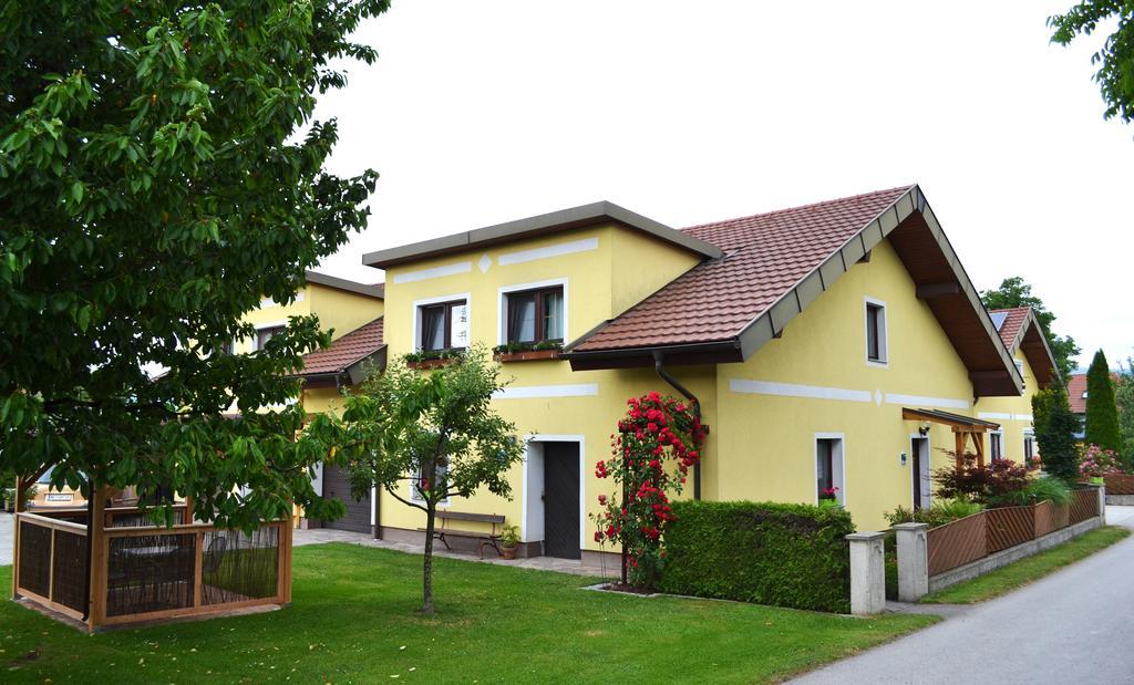 Privatzimmer Und Ferienwohnungen Leeb Persenbeug Exterior photo