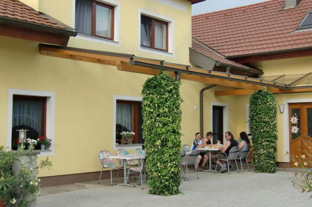 Privatzimmer Und Ferienwohnungen Leeb Persenbeug Exterior photo